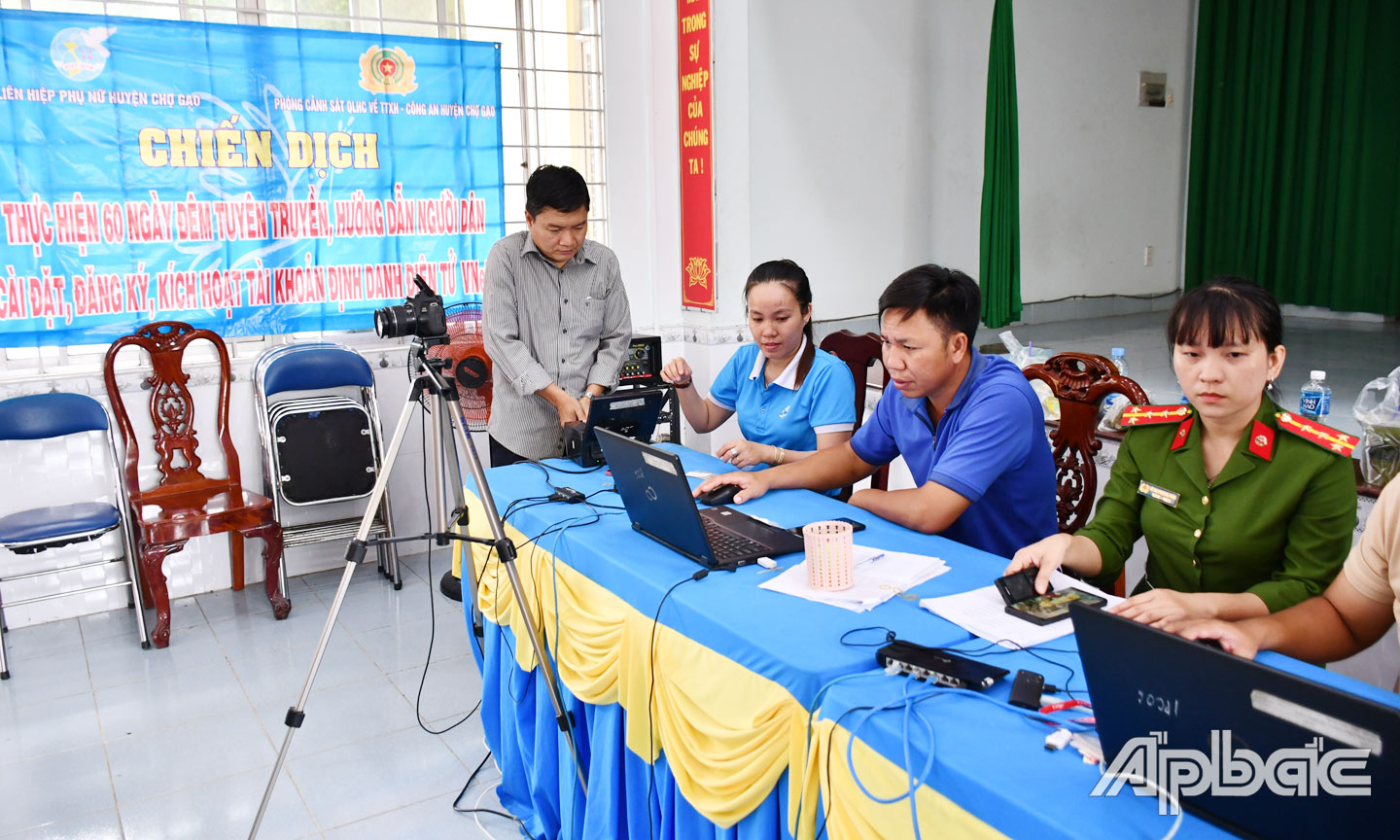 Thu nhận và kích hoạt định danh điện tử VNeID cho người dân tại Nhà văn hóa thị trấn Chợ Gạo, huyện Chợ Gạo. 			                                                                                      