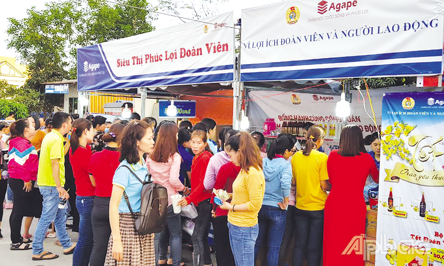  Đông đảo đoàn viên CĐ, NLĐ mua sắm tại Siêu thị phúc lợi đoàn viên Agape của Chương trình “Phúc lợi cho đoàn viên Công đoàn”.