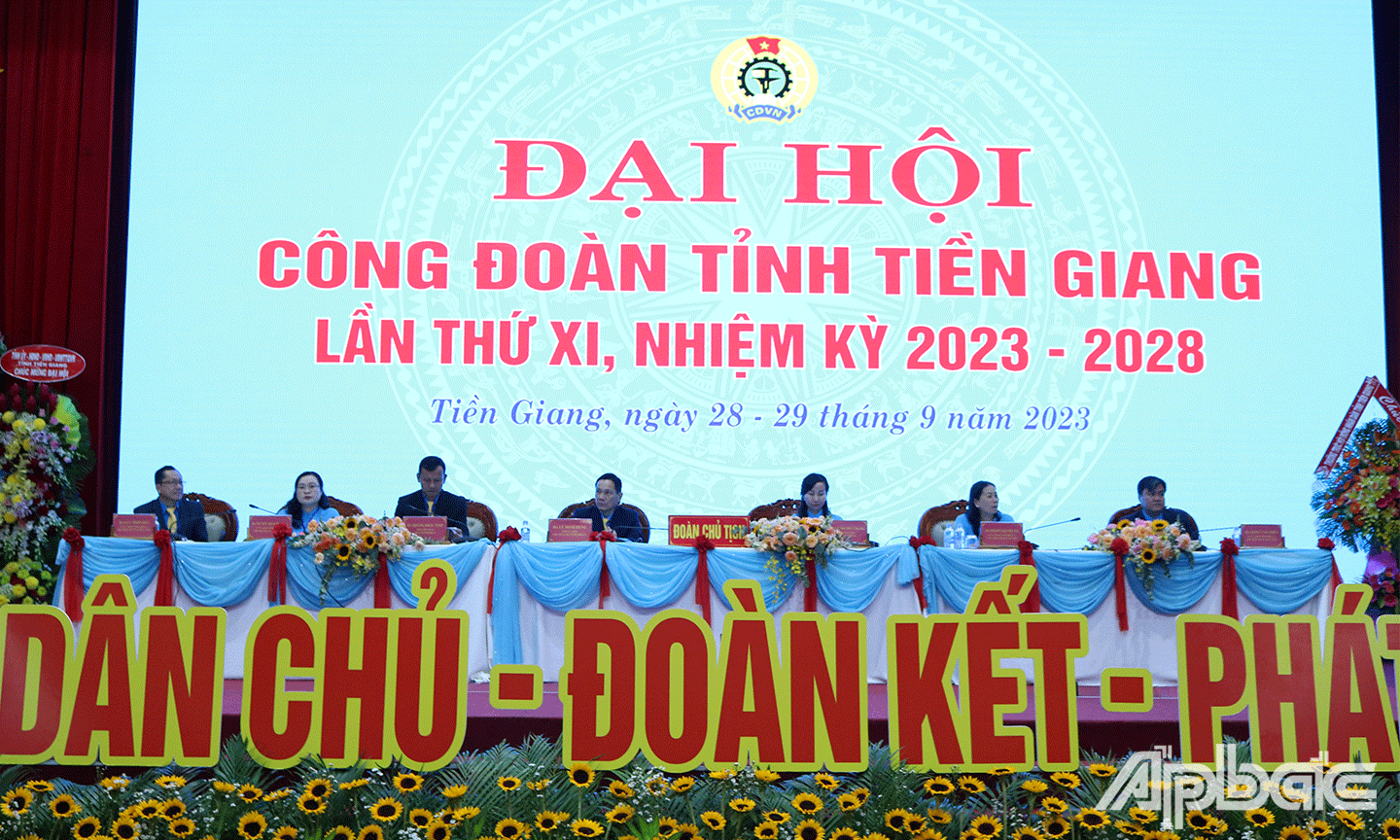 Đoàn Chủ tịch Đại hội.