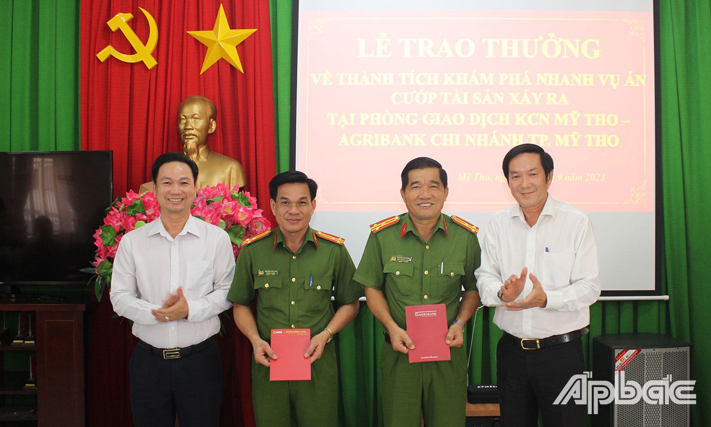 Ông Cao Đình Điền, Phó Giám đốc Công ty CP Bảo hiểm Ngân hàng Nông nghiệp (ABIC) chi nhánh TP. Hồ Chí Minh Trao thưởng cho các tập thể xuất sắc nhiệm vụ truy bắt đối tượng cướp.