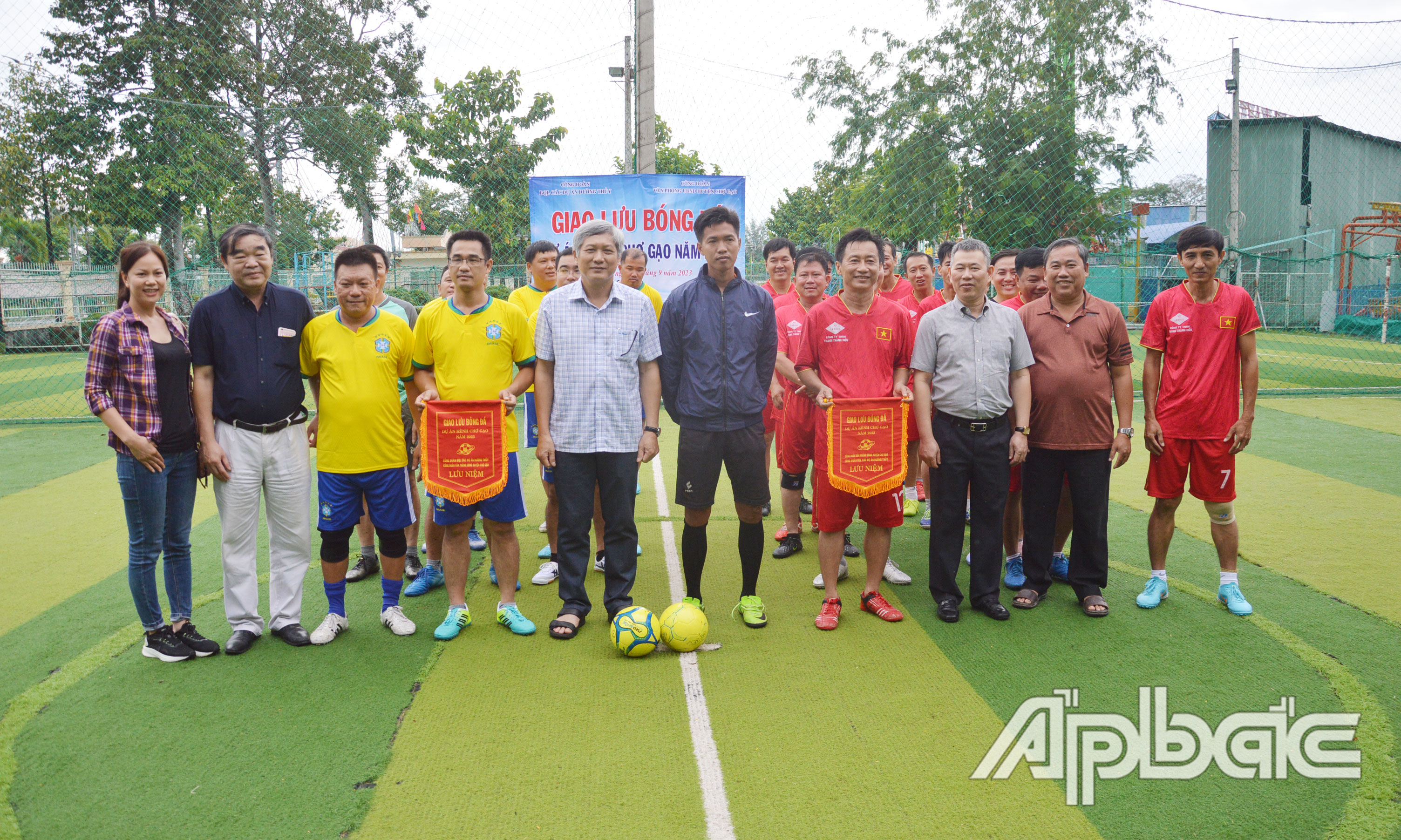 Lãnh đạo Ban Quản lý các dự án Đường thủy và UBND huyện Chợ Gạo tặng cờ luân lưu và quà lưu niệm cho các cầu thủ.