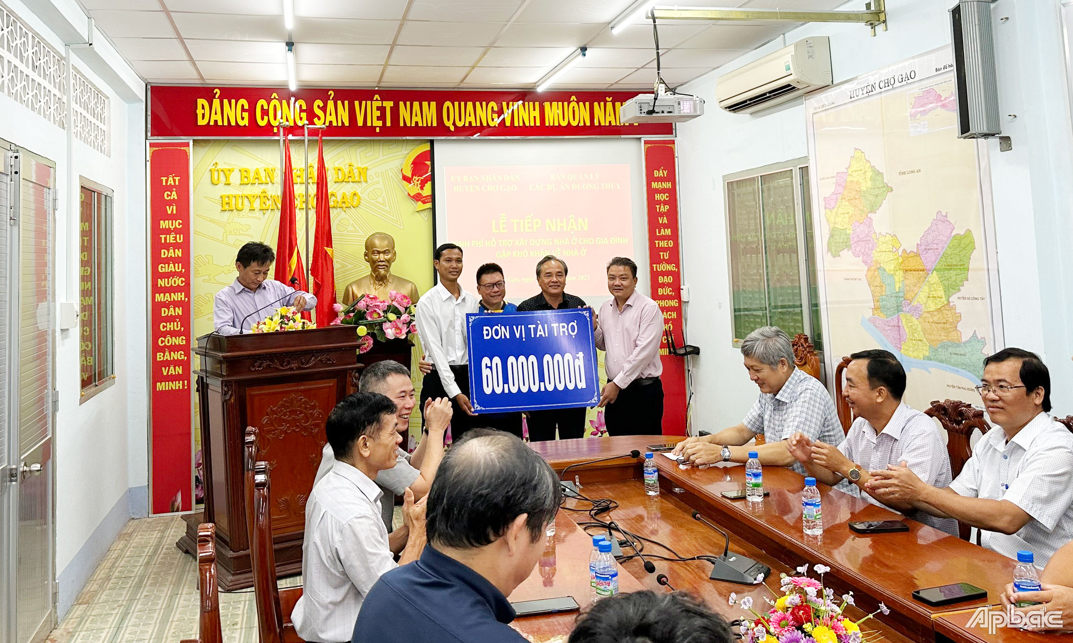 Các nhà tài trợ trao bảng tượng trưng cho đại diện UBND huyện Chợ Gạo.