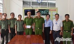 Thăm, động viên 3 Công an xã bị thương khi làm nhiệm vụ