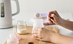 Vụ 2 mẹ con tử vong nghi ngộ độc sữa ở Tiền Giang: Cẩn trọng với bảo quản và pha chế sữa