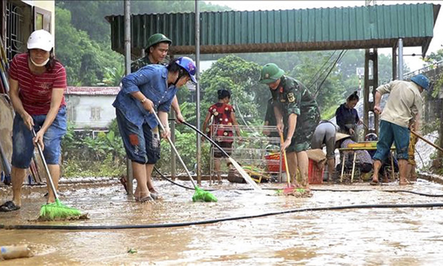 Khắc phục hậu quả mưa lũ tại huyện Quỳ Châu, tỉnh Nghệ An. Ảnh: TTXVN