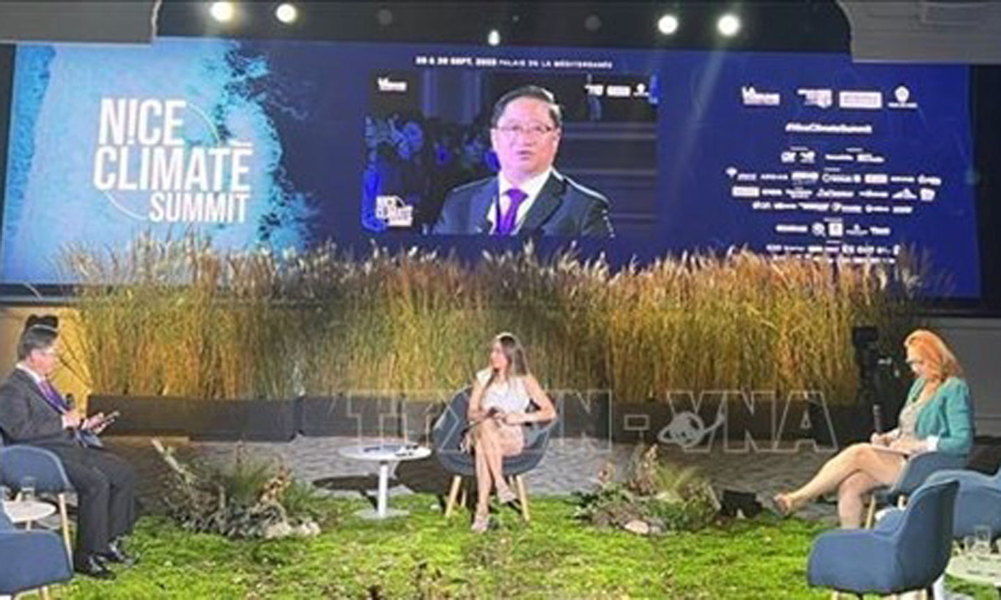 Chairman of the People’s Committee of Can Tho city Tran Viet Truong (L) attends the Nice Climate Summit 2023 in France (Photo: VNA).