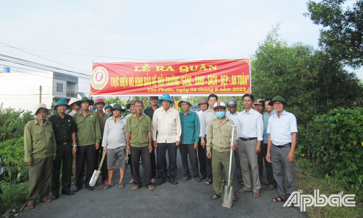 Hội CCB huyện Tân Phước ra quân trồng hoa, tạo cảnh quan môi trường trên tuyến huyện lộ 43.