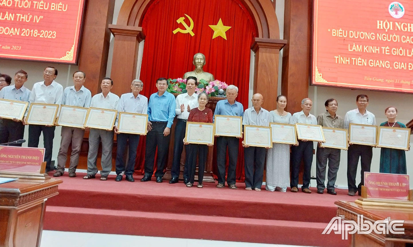  Ông Nguyễn Văn Nị (thứ 7 từ phải qua) nhận Bằng khen của UBND tỉnh Tiền Giang vì đạt thành tích “NCT tiêu biểu làm kinh tế giỏi” tỉnh Tiền Giang lần thứ IV, giai đoạn 2018 - 2023. 