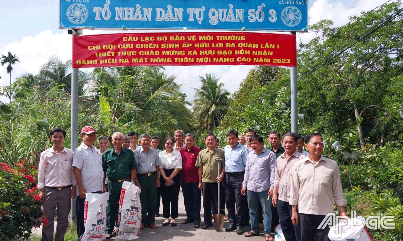 Thành viên CLB ra quân bảo vệ môi trường.