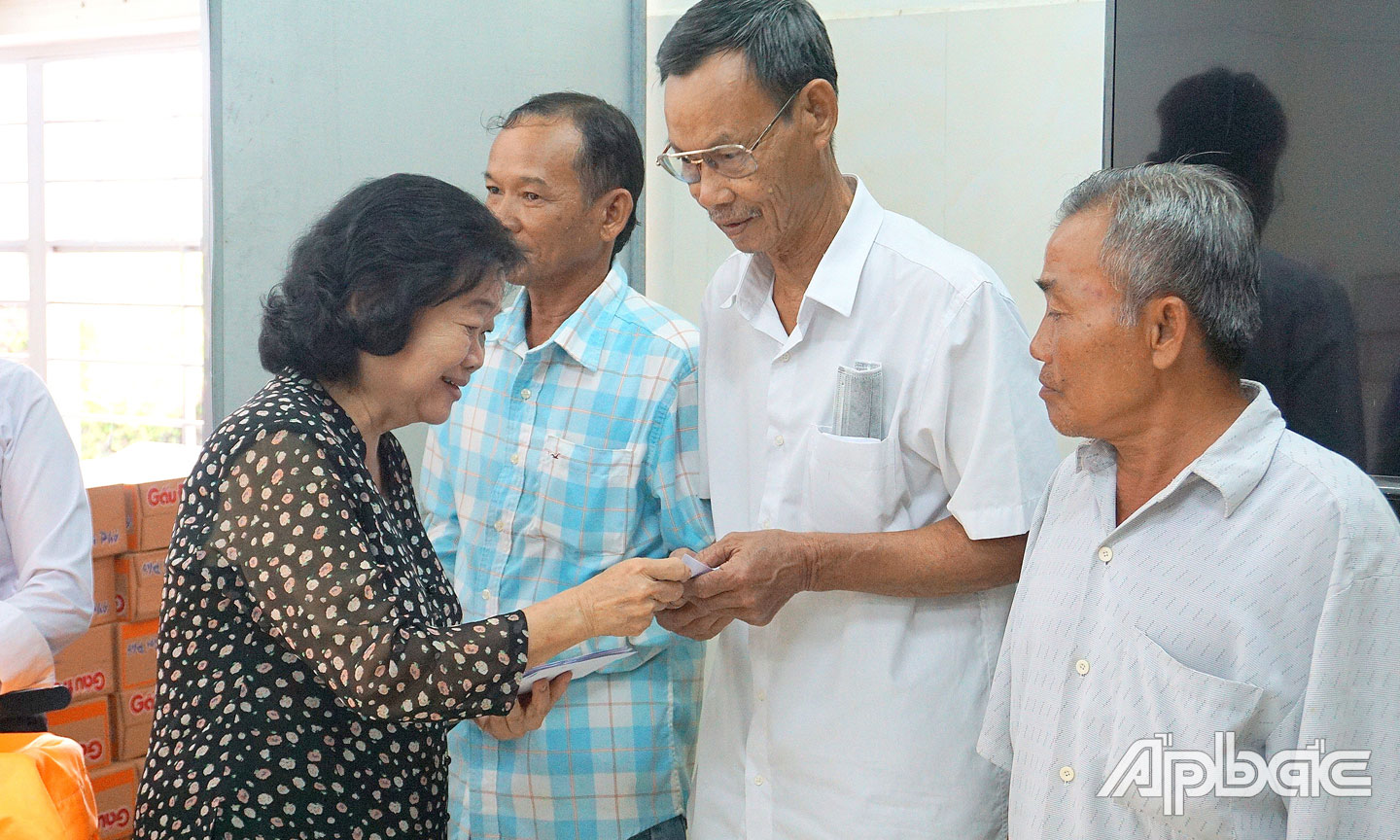 Nguyên Phó Chủ tịch nước CHXHCN Việt Nam Trương Mỹ Hoa trao thẻ BHYT cho ngưởi dân