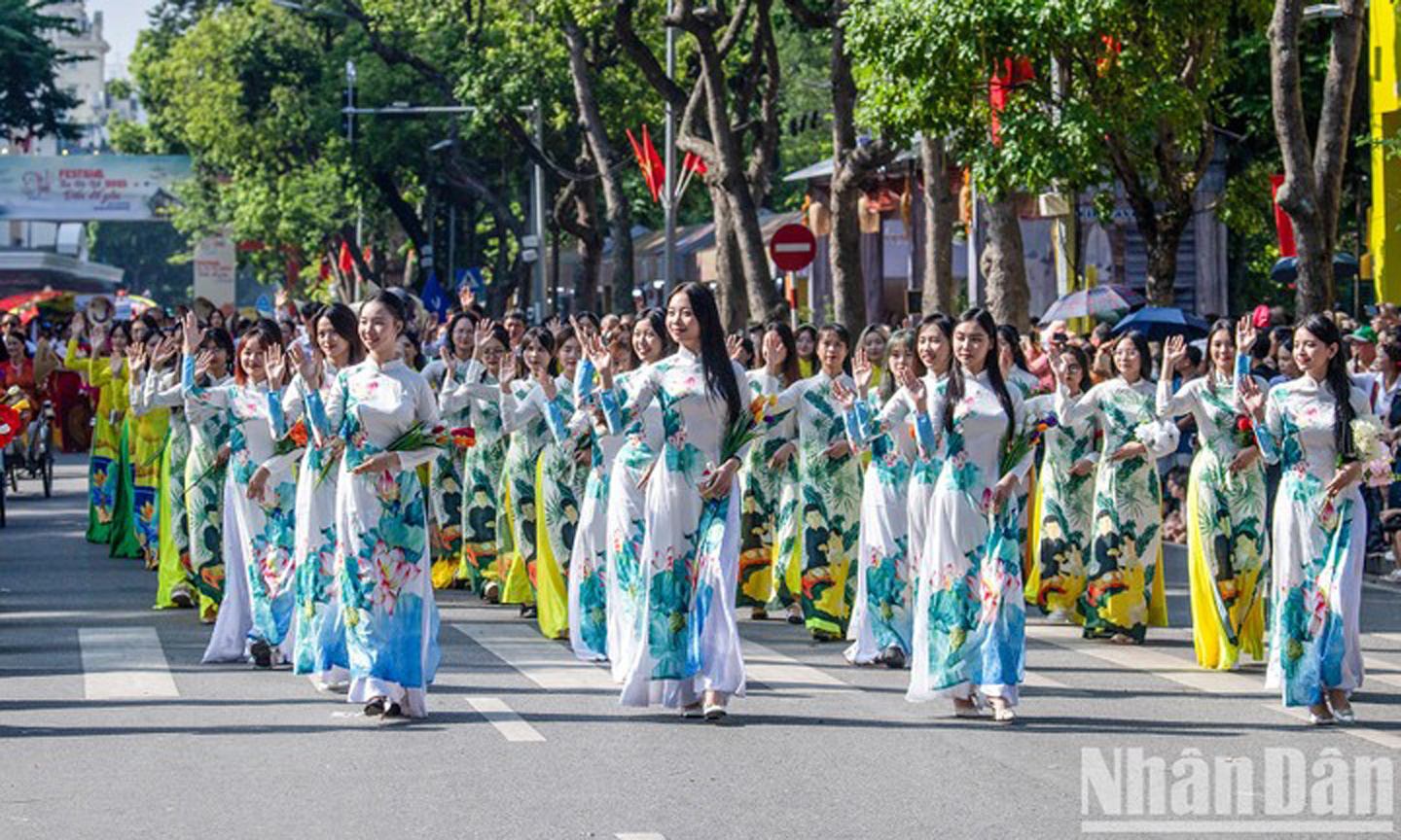 Hanoi Autumn Carnival takes place in downtown Hanoi on October 1 as part of the Hanoi Autumn Festival (Photo: Nhan Dan/Thanh Dat).