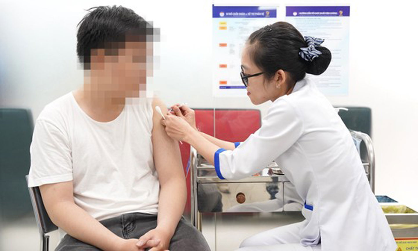 Người dân đi tiêm ngừa vaccine phòng dại tại một điểm tiêm chủng ở TPHCM