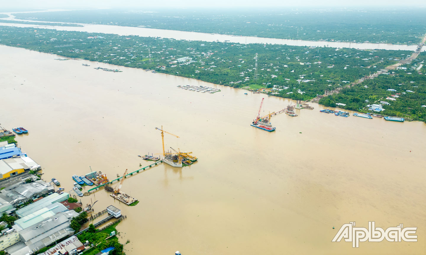 Cầu Rạch Miễu 2 đã dần hình thành (ảnh flycam). Ảnh: TRUNG HẬU