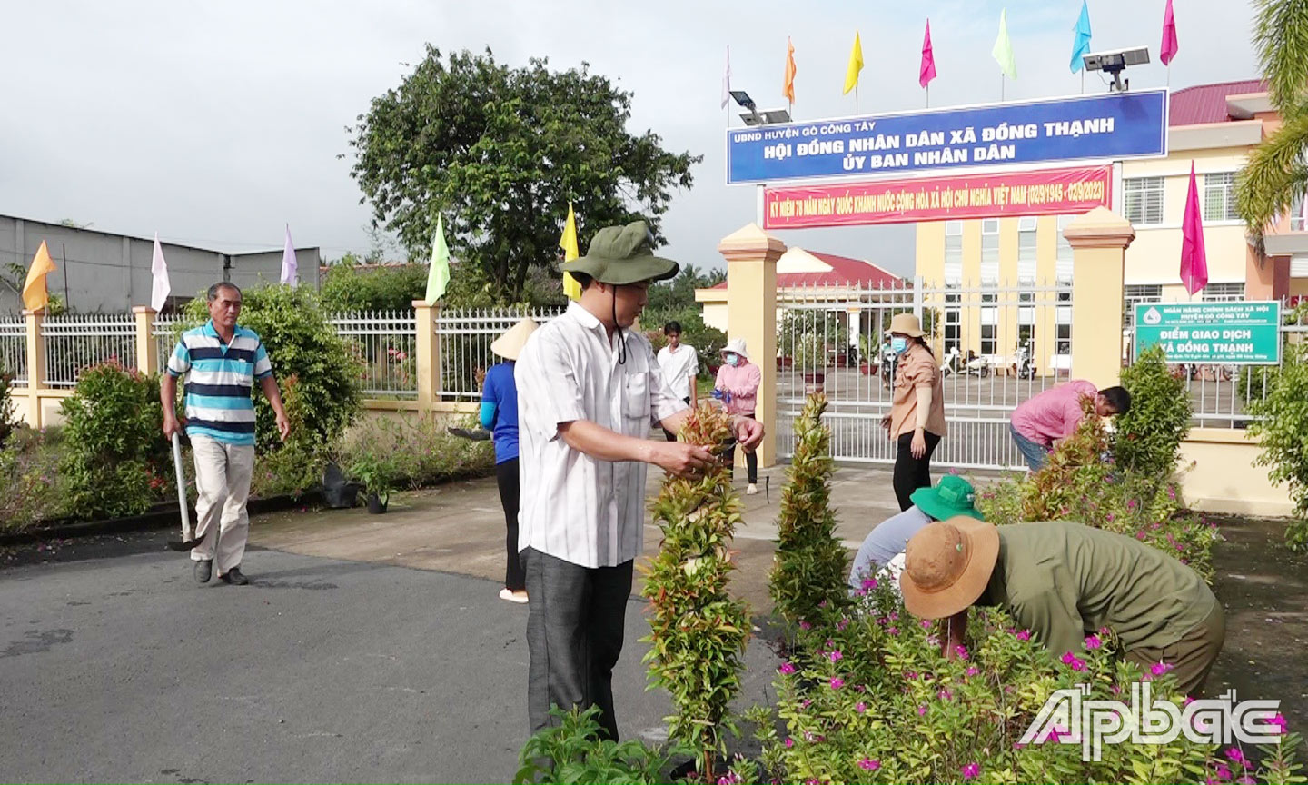 Người dân và Mặt trận Tổ quốc, các đoàn thể trong xã dọn vệ sinh trồng hoa tạo cảnh quan môi trường xanh - sạch - đẹp.