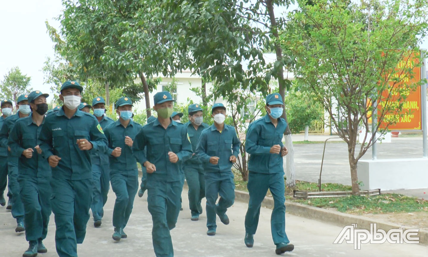 Lực lượng dân quân thường trực huyện Tân Phú Đông thường xuyên tham gia huấn luyện, nâng cao khả năng sẵn sàng chiến đấu.