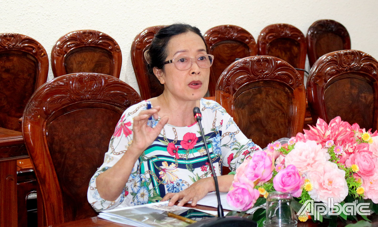 Bà Võ Thị Tuyết Anh (ủy quyền của ông Võ Văn Bê) phát biểu ý kiến tại buổi tiếp xúc, đối thoại công dân.
