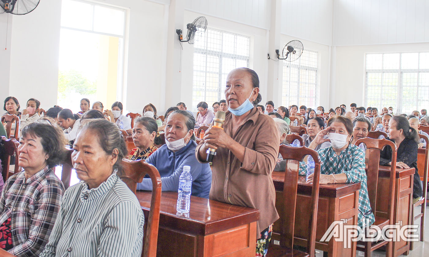 Các cử tri tại Thị trấn Vĩnh Bình trình bày các kiến nghị