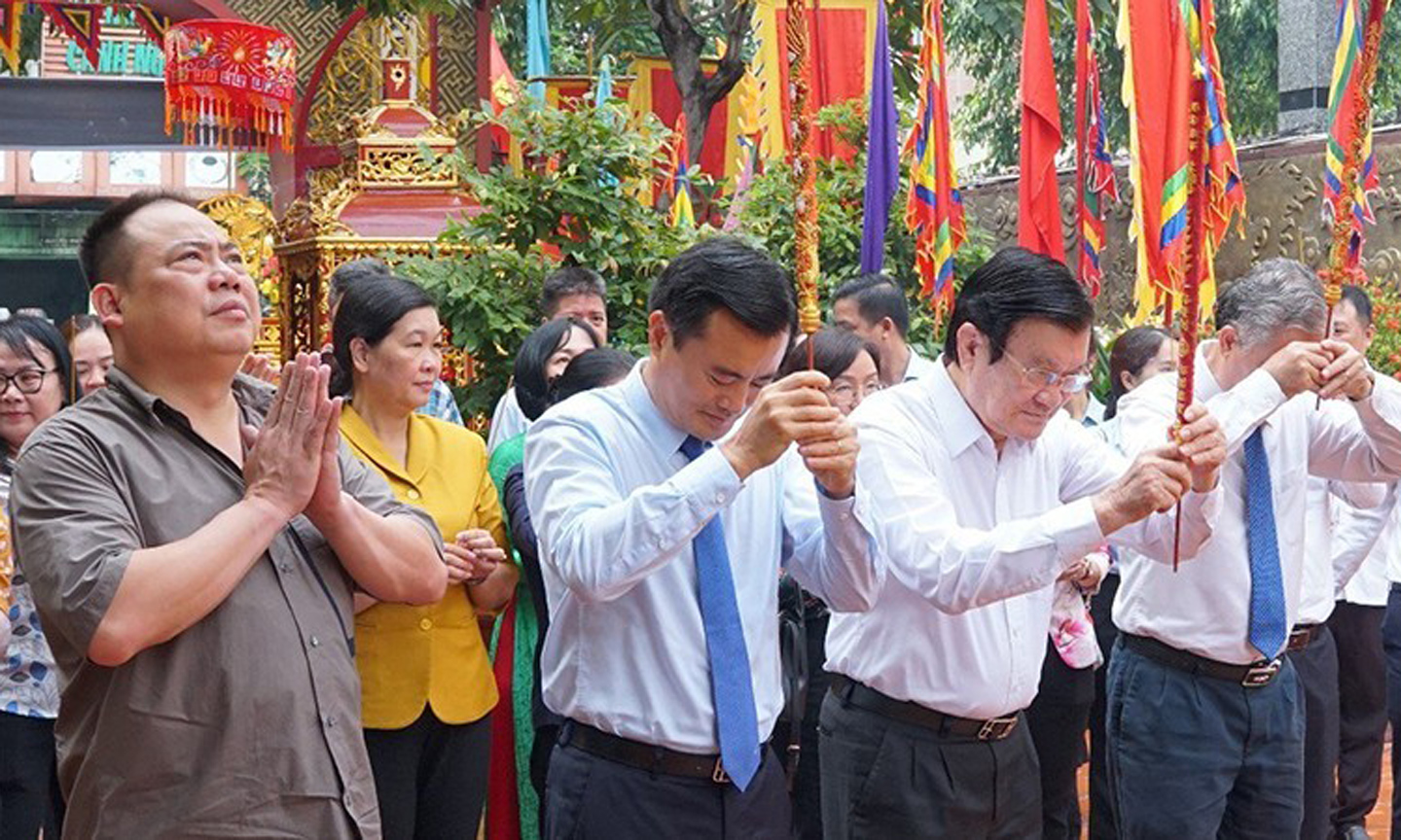 Delegates pay tribute to General Tran Hung Dao.