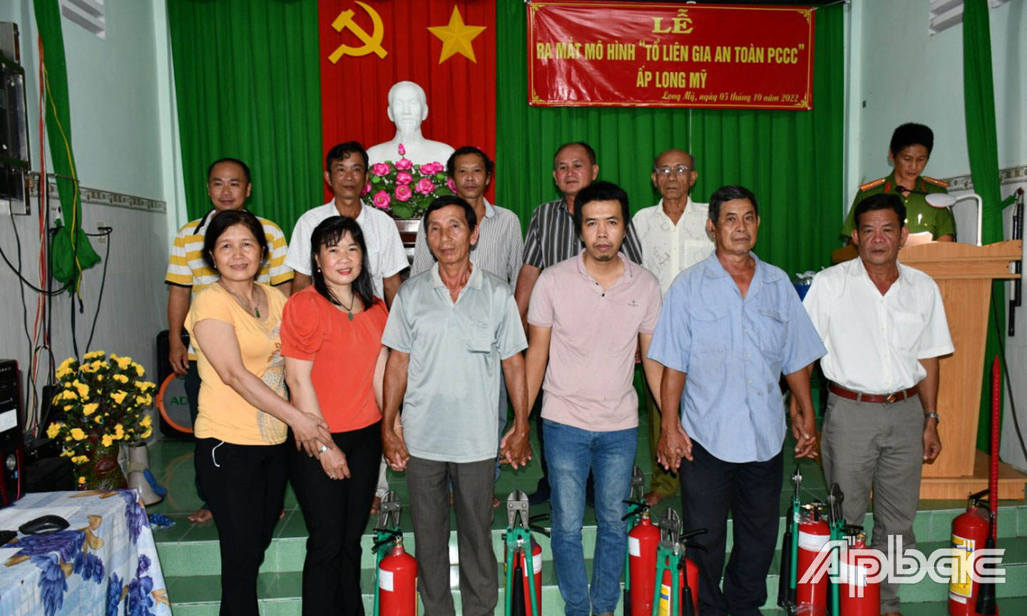Lễ ra mắt mô hình Tổ liên gia an toàn PCCC ấp Long Mỹ, xã Phước Thạnh, thành phố Mỹ Tho. Ảnh Trọng Tín