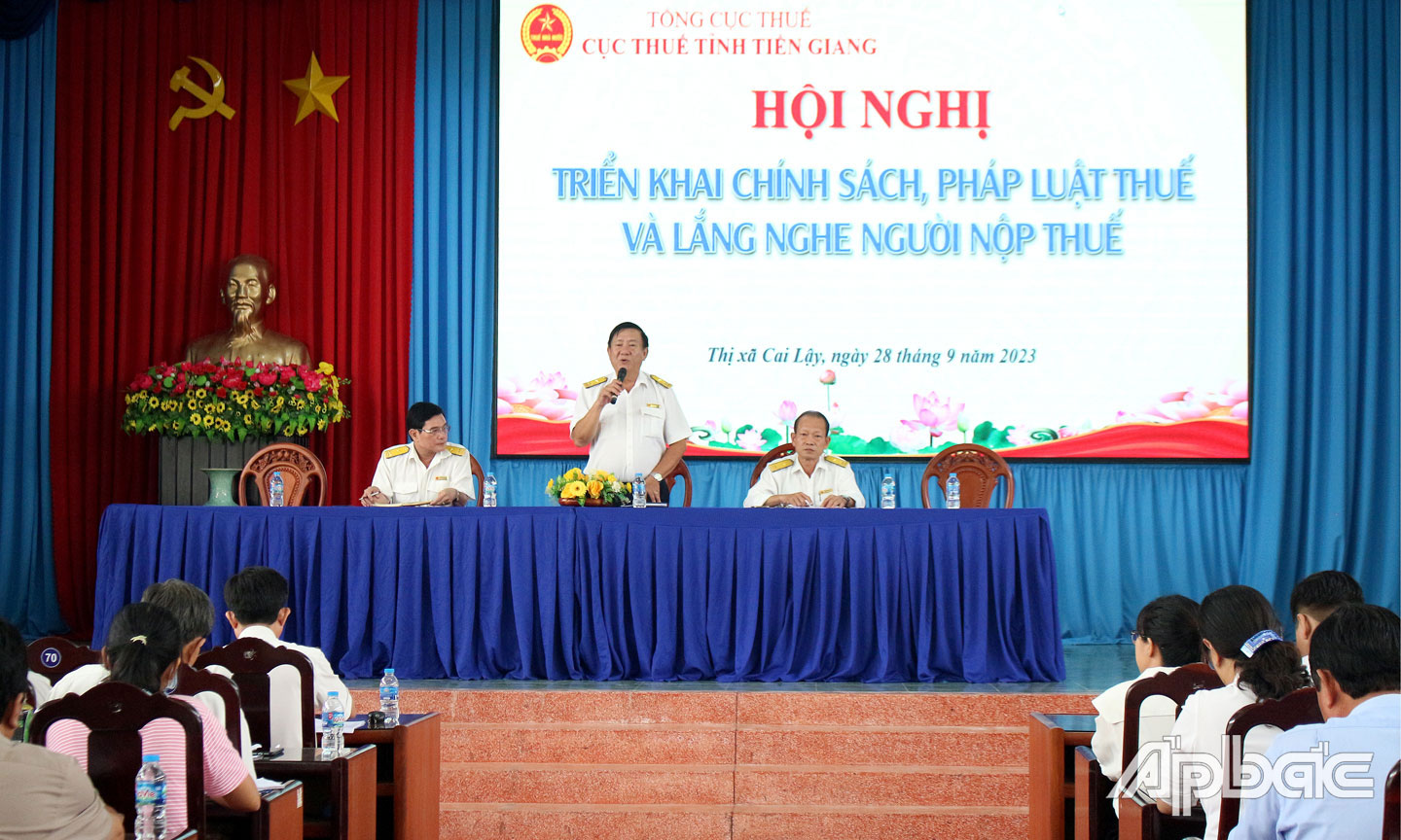 Phó Cục trưởng Cục Thuế tỉnh Tiền Giang Nguyễn Quốc Sơn đối thoại với người nộp thuế khu vực Cai Lậy và huyện Cái Bè.