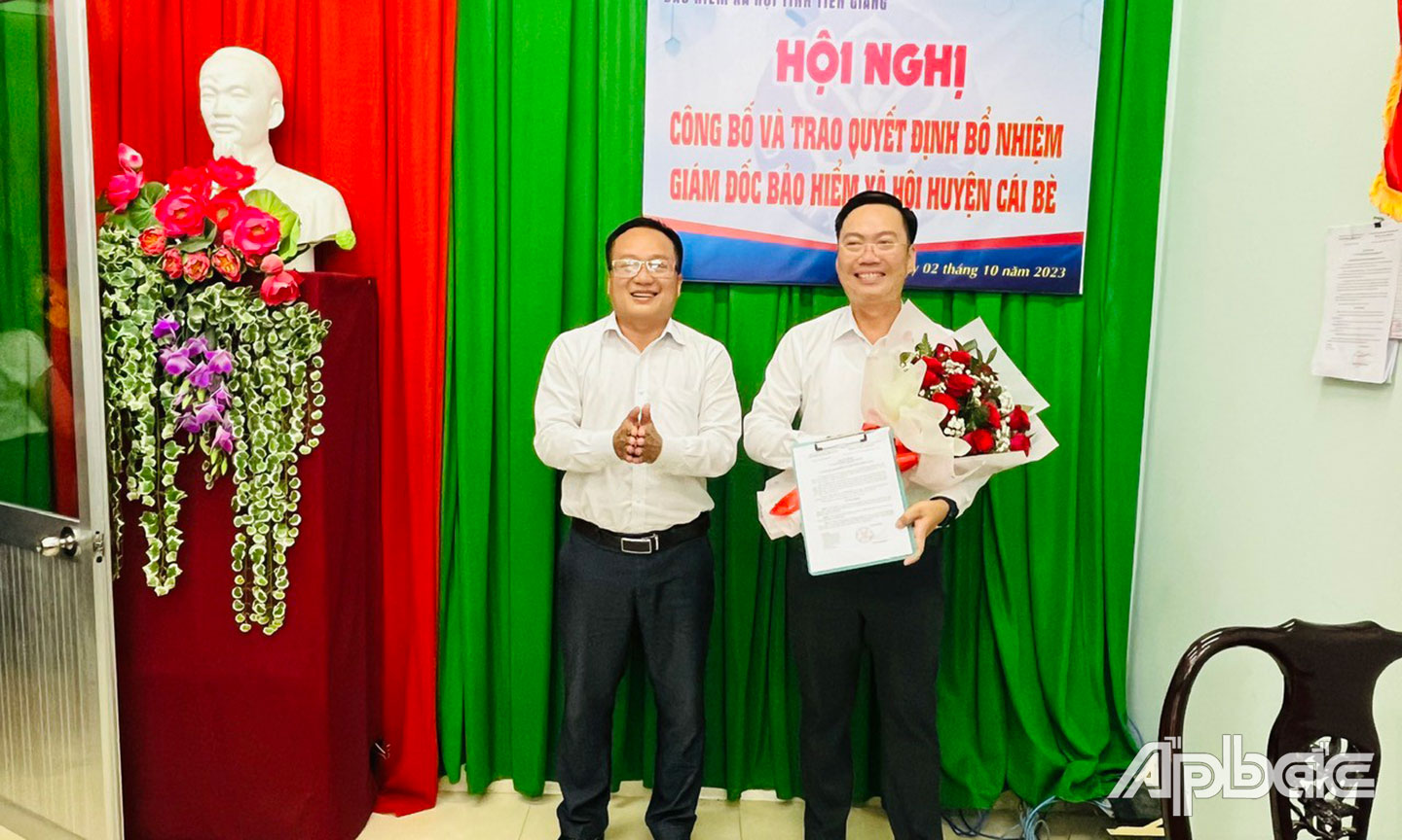 Phó Giám đốc BHXH tỉnh Tiền Giang Huỳnh Hữu Phúc trao Quyết định và tặng hoa chúc mừng cho Tân Giám đốc BHXH huyện Cái Bè Nguyễn Duy Khương.