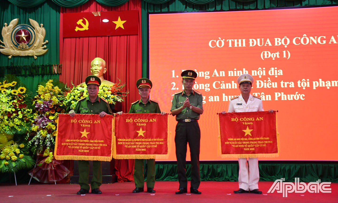 Đại diện Phòng CSHS (thứ 2 bên trái) nhận Cờ thi đua “Vì ANTQ” năm 2022 của Bộ Công an.