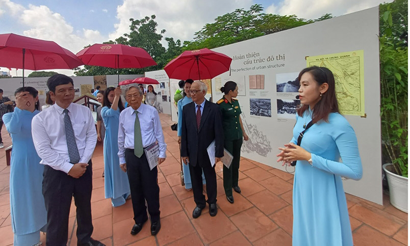 Các đại biểu thăm quan triển lãm. 