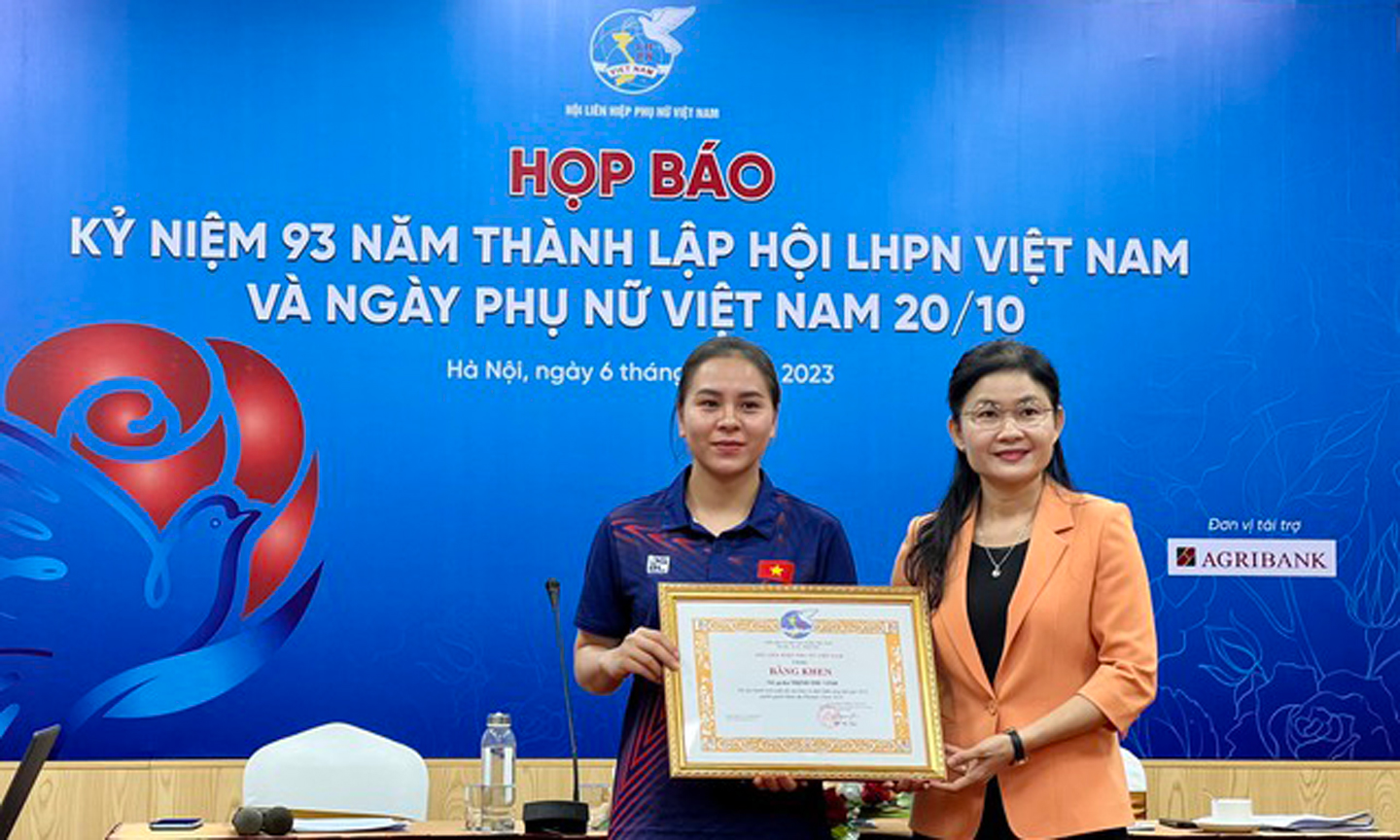 Phó Chủ tịch Hội Liên hiệp Phụ nữ Việt Nam Tôn Ngọc Hạnh trao Bằng khen cho nữ xạ thủ Trịnh Thu Vinh - Ảnh: VGP/Phương Liên