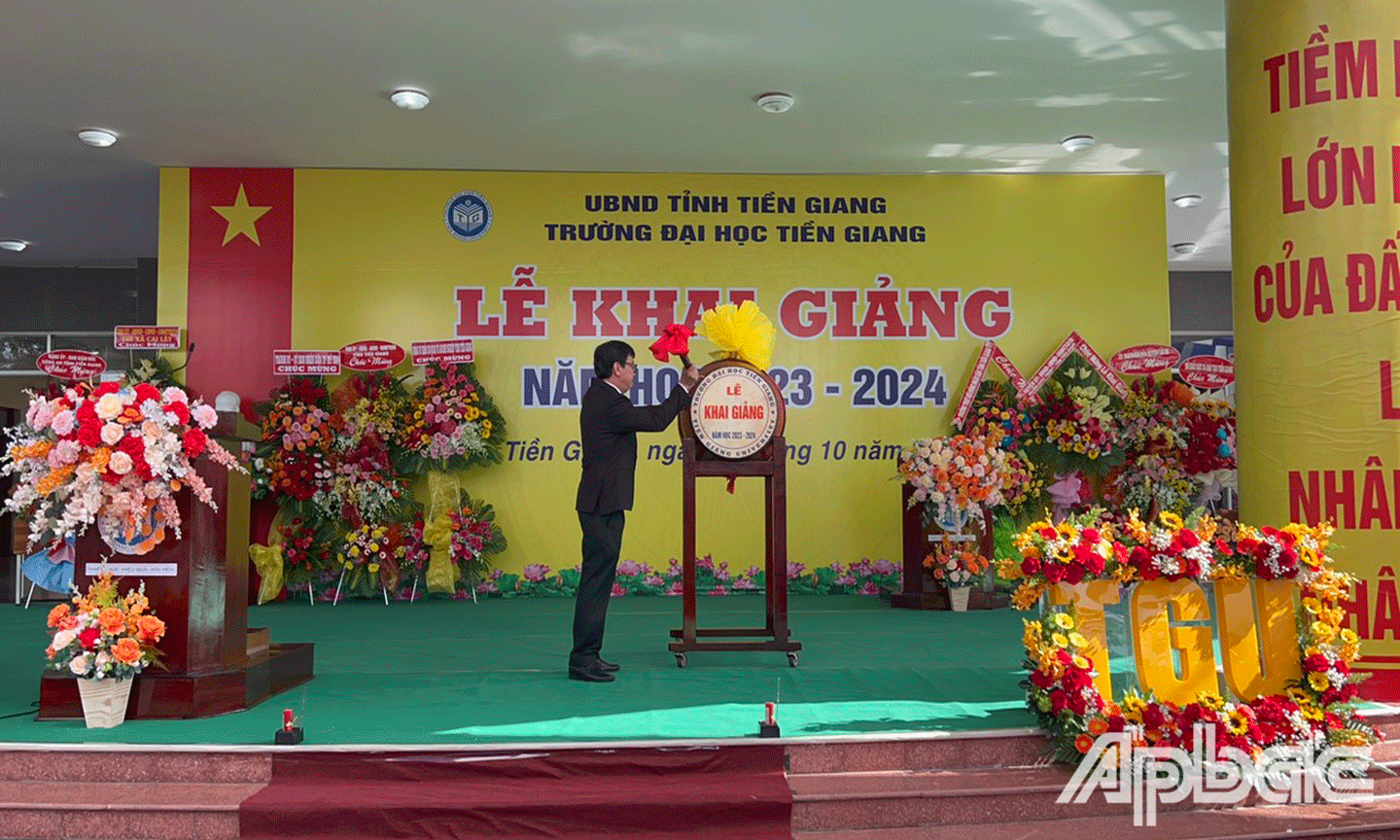 Lãnh đạo nhà trường đánh trống khai giảng năm học mới. 