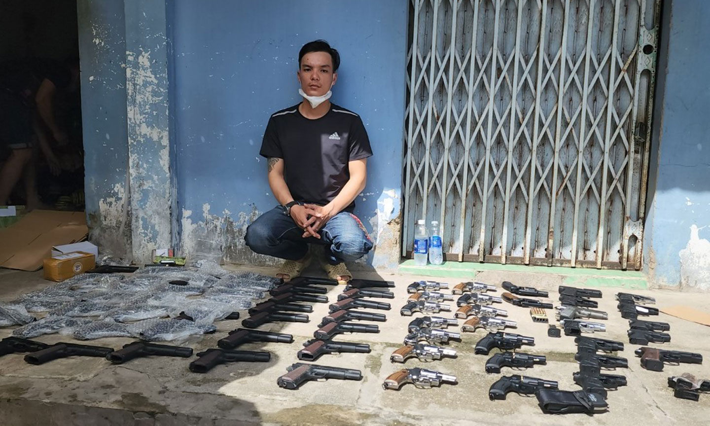 Một đối tượng trong đường dây chế tạo, mua bán trái phép vũ khí bị Công an tỉnh Kiên Giang bắt giữ. Ảnh: Văn Vũ