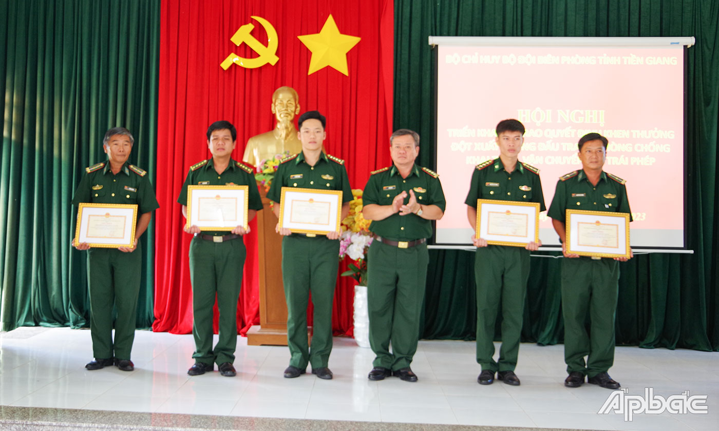 Đại tá Bùi Văn Vũ, Chính ủy trao tặng Giấy khen của Bộ Chỉ huy BĐBP Tiền Giang cho các tập thể và csá nhân có thành tích xuất sắc trong công tác đấu tranh, phòng, chống khai thác, vận chuyển khoáng sản trái phép trên khu vực biên giới biển của tỉnh. 