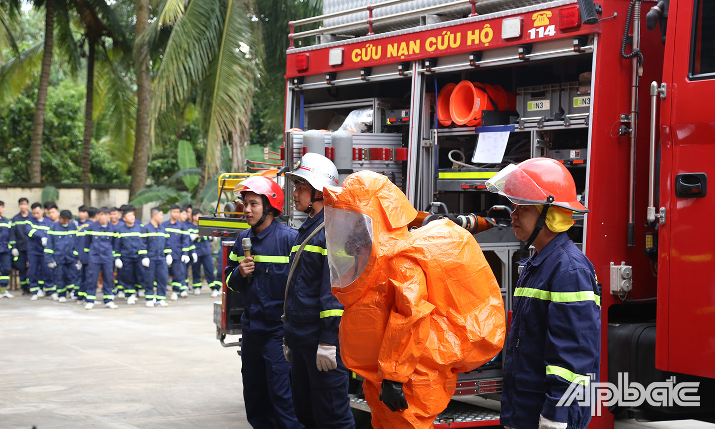 Cán bộ, chiến sĩ giới thiệu các xe cứu nạn, cứu hộ. 