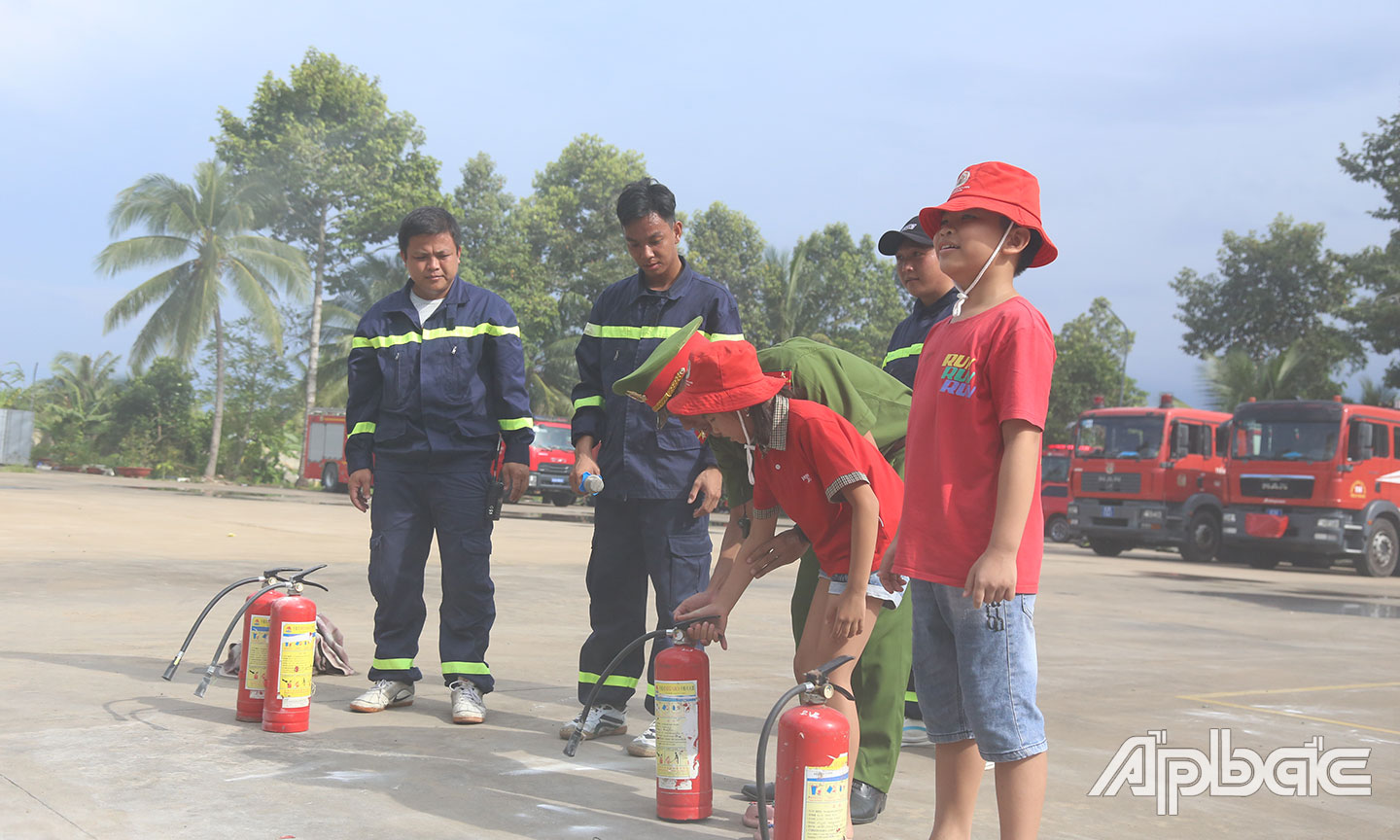 Các bạn nhỏ cũng được cán bộ chiến sĩ hướng dẫn sử dụng bình chữa cháy.ối tượng bị bắt giữ.b