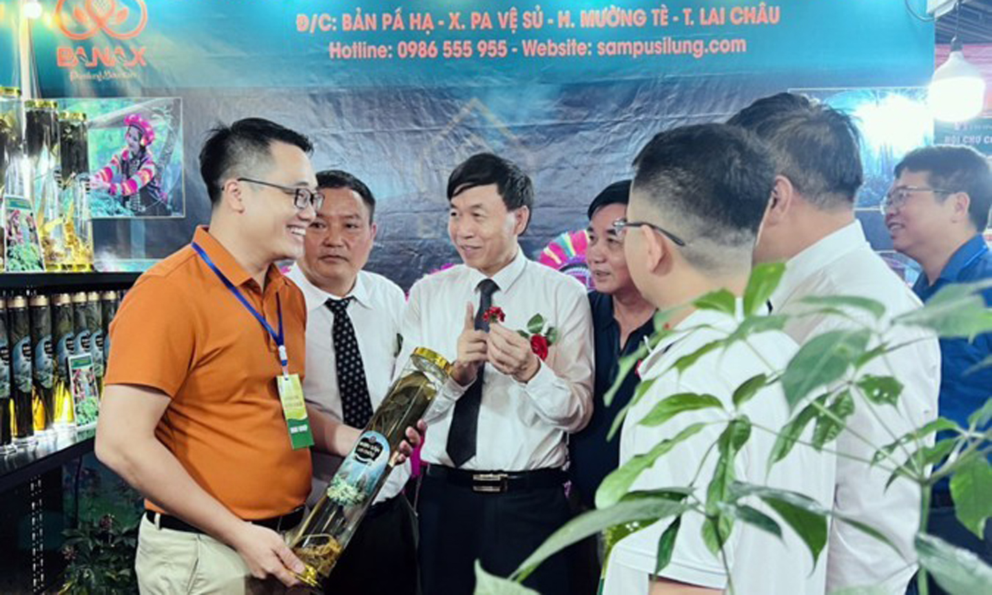 ABO/NDO- The Ministry of Industry and Trade and Lai Chau Provincial People’s Committee on October 6 launched an Industry and Trade Fair to promote the trade, investment and tourism of Lai Chau Province and other provinces in the Northwest region.