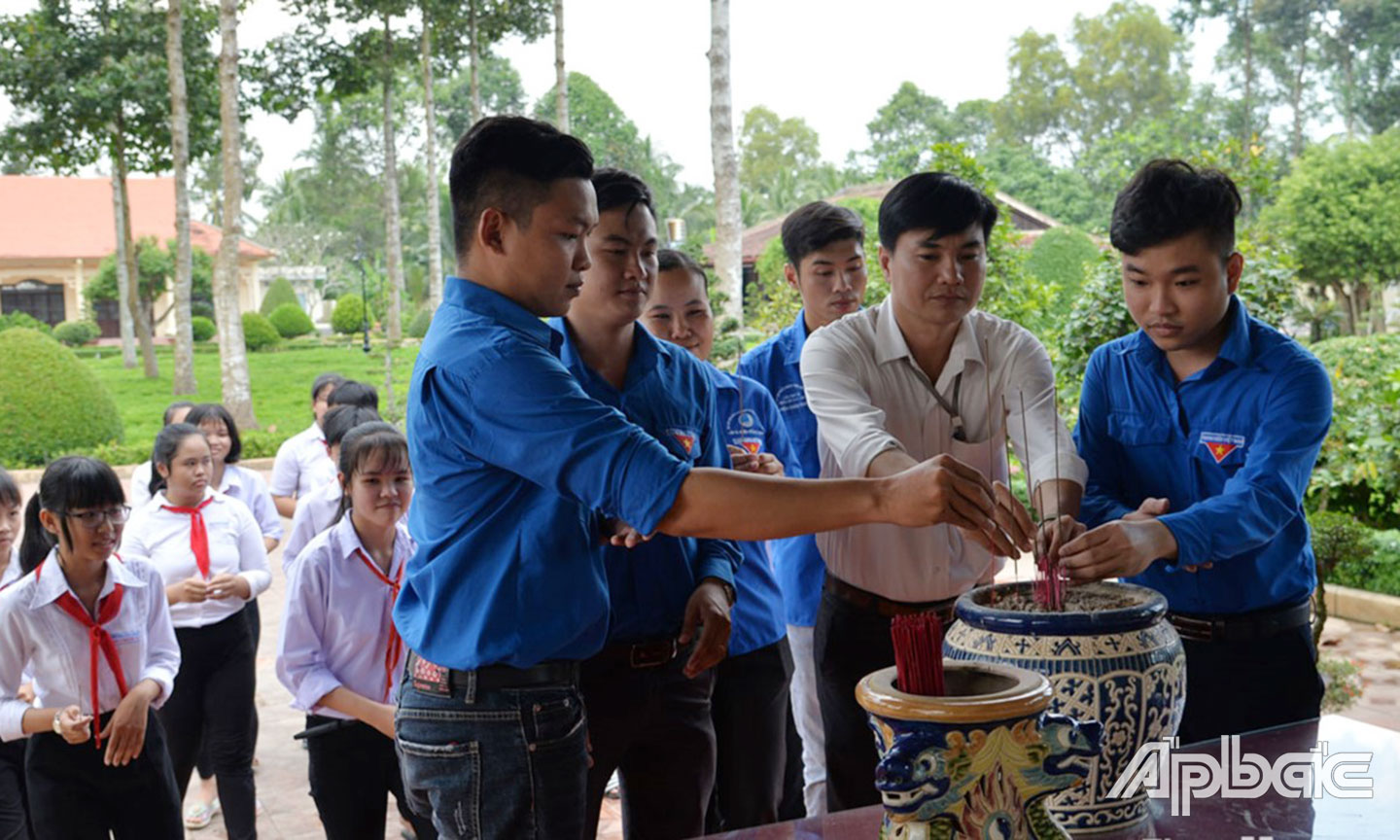 Thế hệ trẻ xã Long Hưng thắp hương tưởng niệm các Anh hùng Liệt sĩ tại Di tích lịch sử cấp quốc gia Nam kỳ Khởi nghĩa.