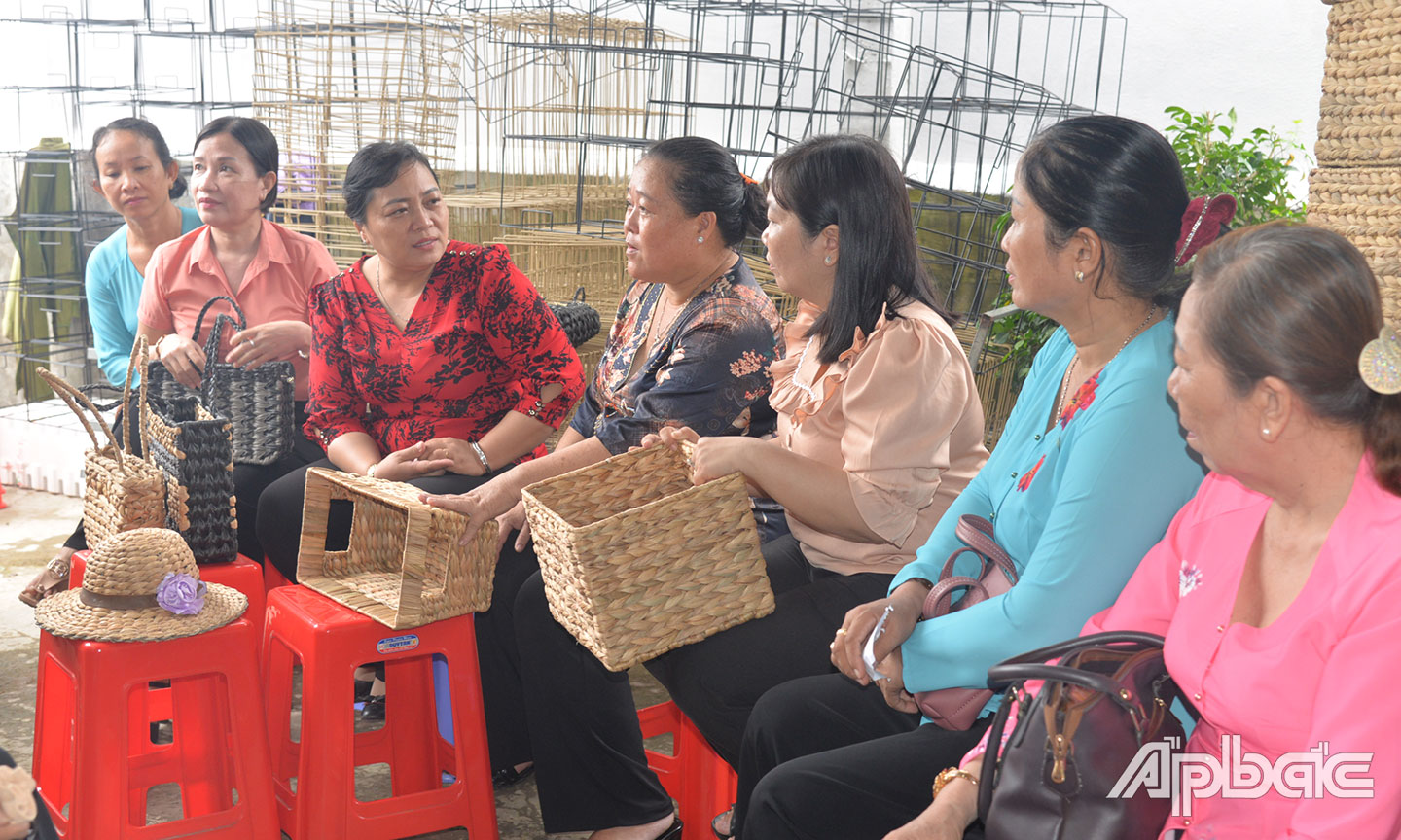  Cán bộ, hội viên phụ nữ tham quan mô hình đan lục bình tại xã Tân Trung, TX. Gò Công.