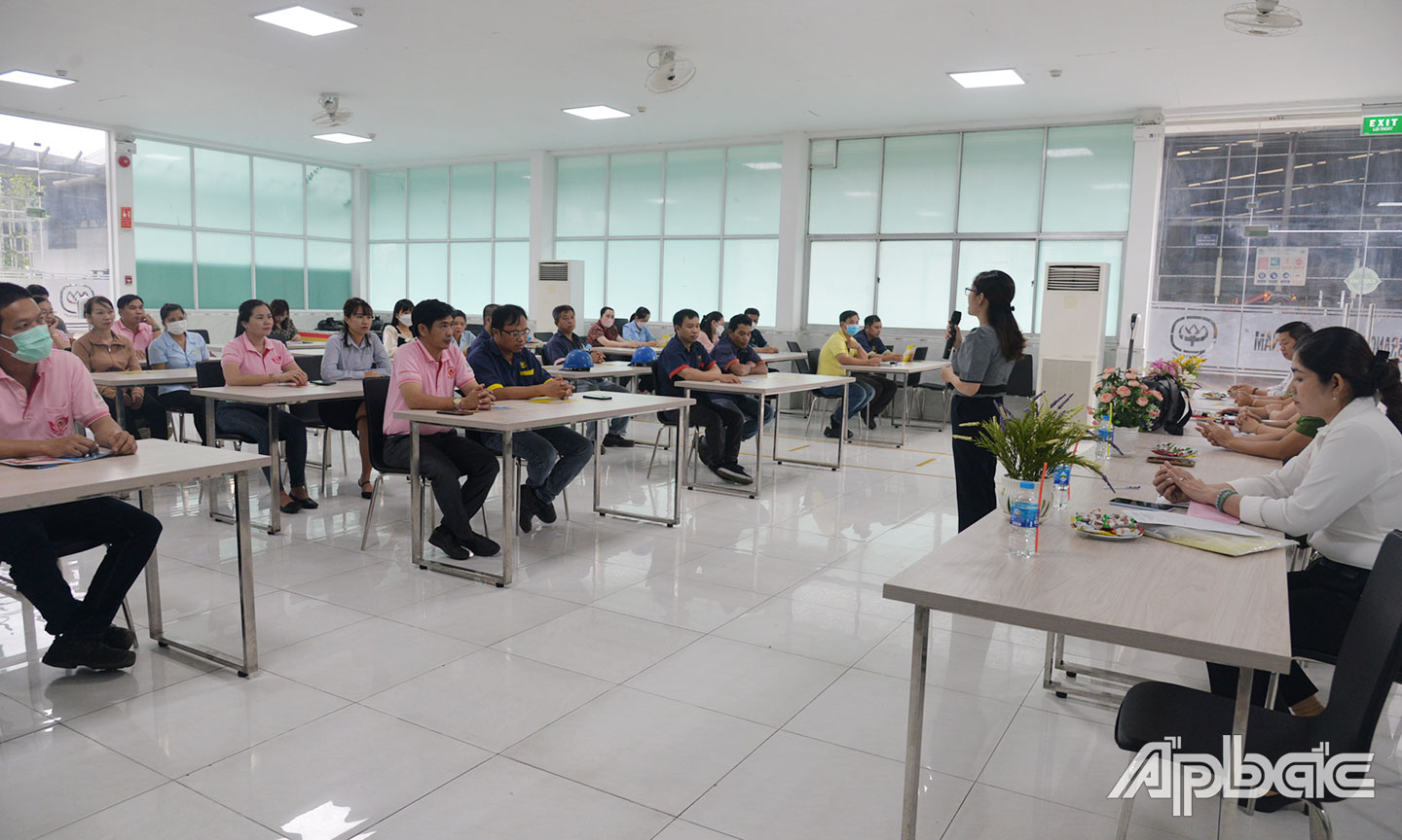 Chi cục Dân số - KHHGĐ truyền thông dân số, chăm sóc SKSS  cho cán bộ, CNLĐ trong KCN.