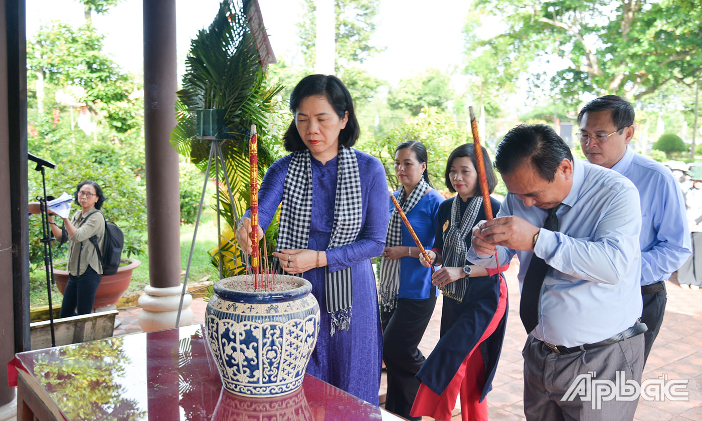 Lãnh đạo Hội Liên hiệp Phụ Nữ Việt Nam và tỉnh Tiền Giang dâng hương Nhà bia ghi danh 614 liệt sĩ.