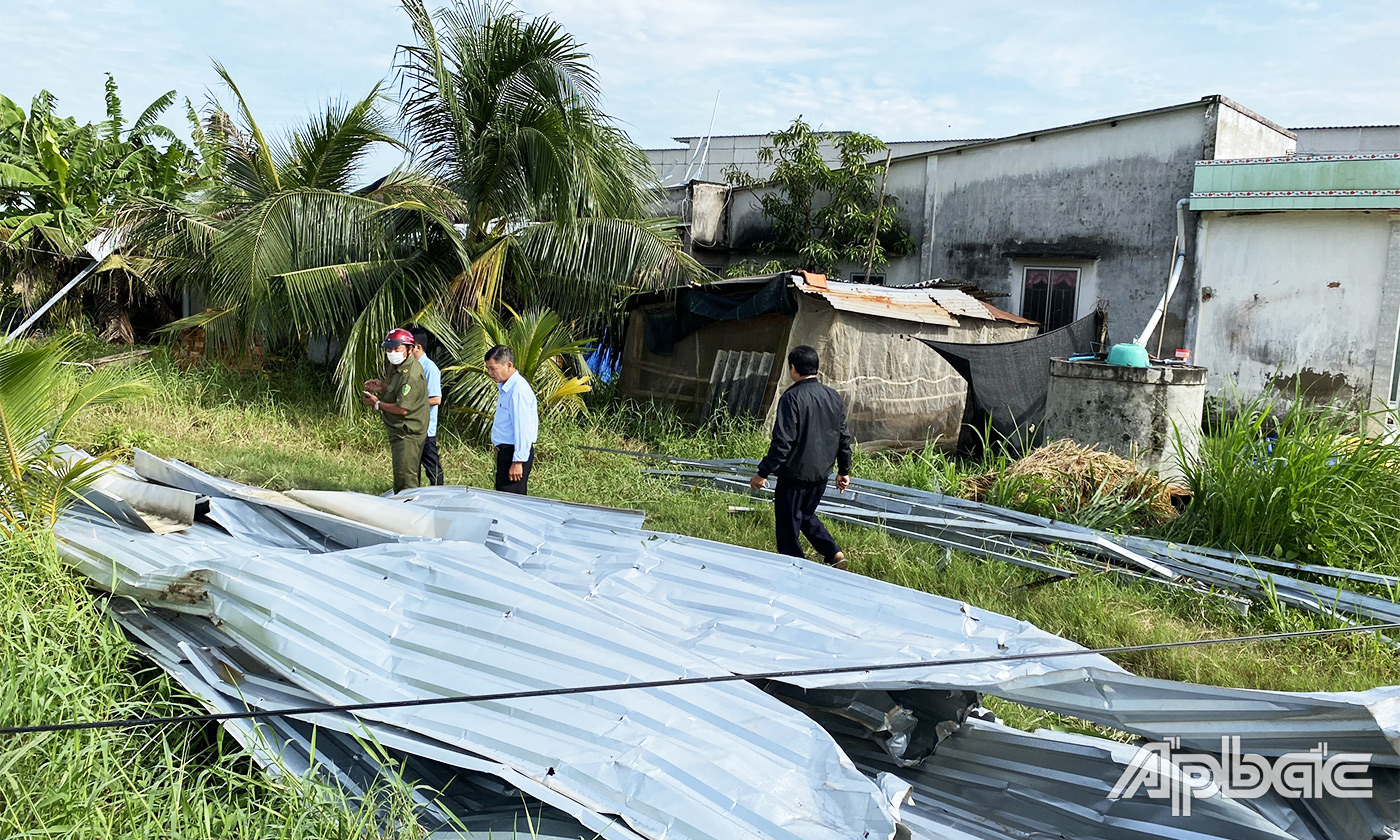 Cơn lốc xoáy làm tốc mái nhiều nhà dân