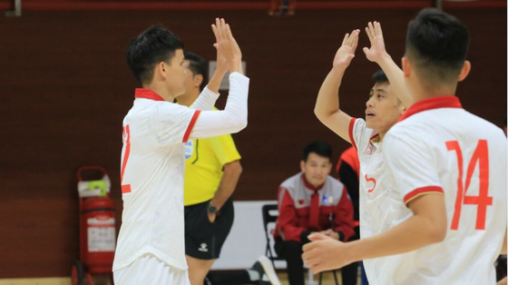 Niềm vui của các tuyển thủ Việt Nam khi sớm đoạt vé dự vòng chung kết Giải futsal châu Á 2024.