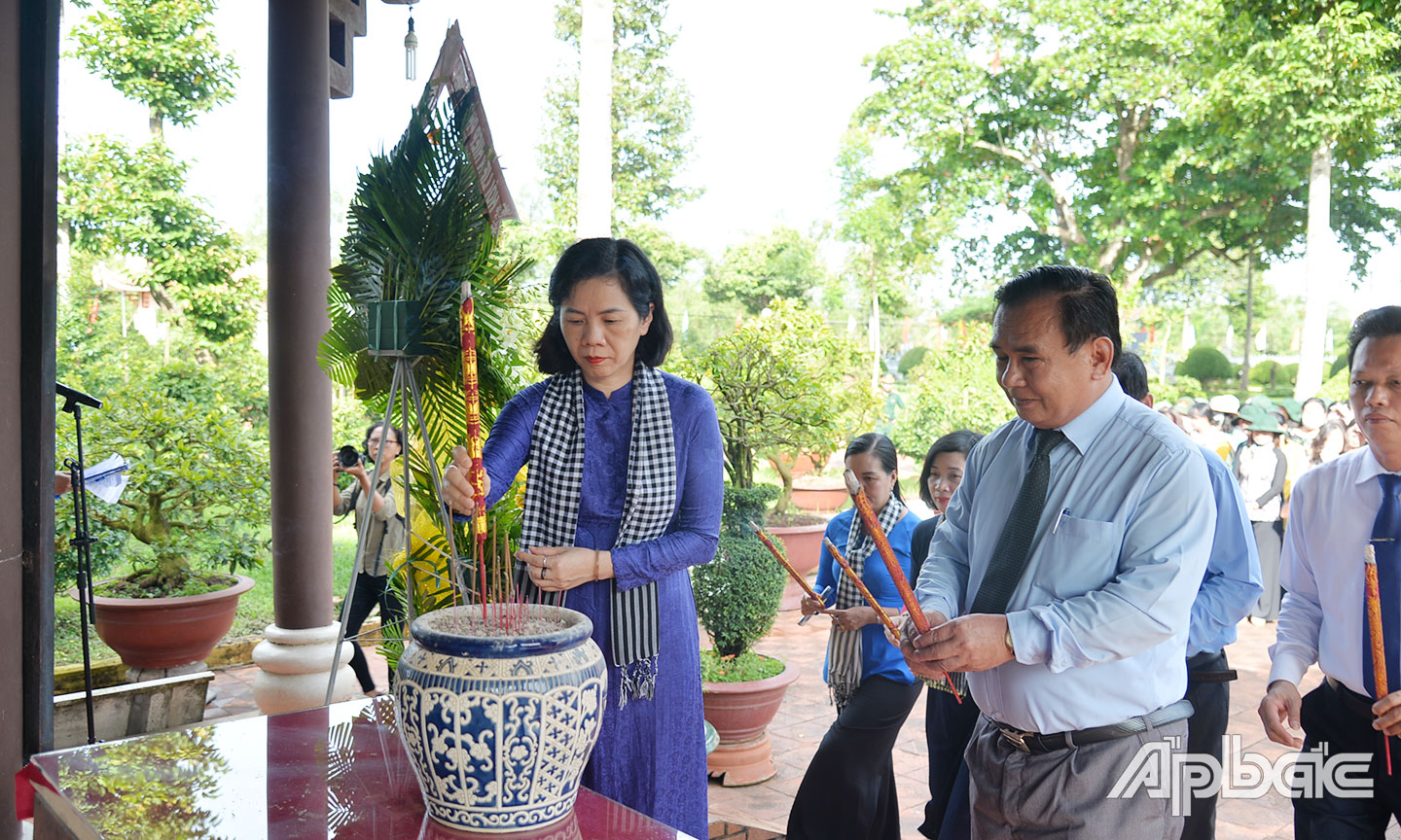 Lãnh đạo Hội Liên hiệp Phụ nữ Việt Nam và tỉnh Tiền Giang dâng hương tại Nhà bia ghi danh  614 Anh hùng liệt sĩ.