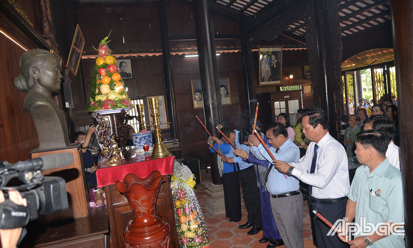 Lãnh đạo Trung ương Hội Liên hiệp Phụ nữ Việt Nam và tỉnh Tiền Giang dâng hương đồng chí Nguyễn Thị Thập.