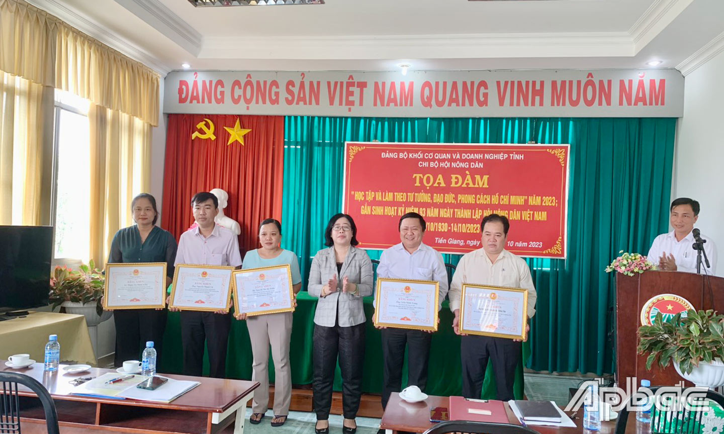 Các tập thể và cá nhân nhận bằng khen của Hội nông dân tỉnh vì có nhiều đóng góp cho công tác hội và phong trào nông dân nhiệm kỳ 2018 – 2023