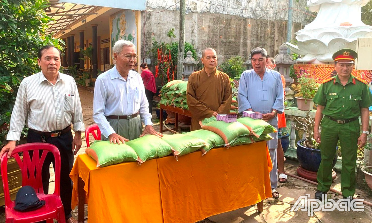 Hội NNCĐDC TP. Mỹ Tho phối hợp với các ngành, đoàn thể thành phố và nhà tài trợ phát gạo, tặng quà cho NNCĐDC.