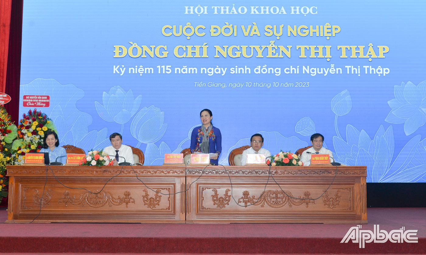 Các đồng chí lãnh đạo chủ trì, điều hành Hội thảo Khoa học.