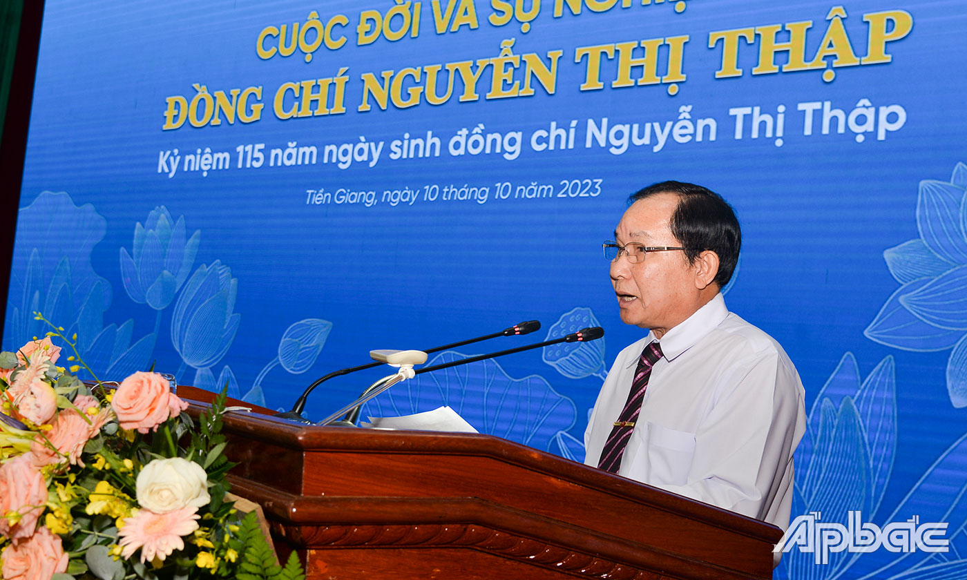 Tiến sĩ Lê Văn Tý, Phó Chủ tịch Hội Khoa học Lịch sử tỉnh Tiền Giang phát biểu tham luận tại Hội thảo.