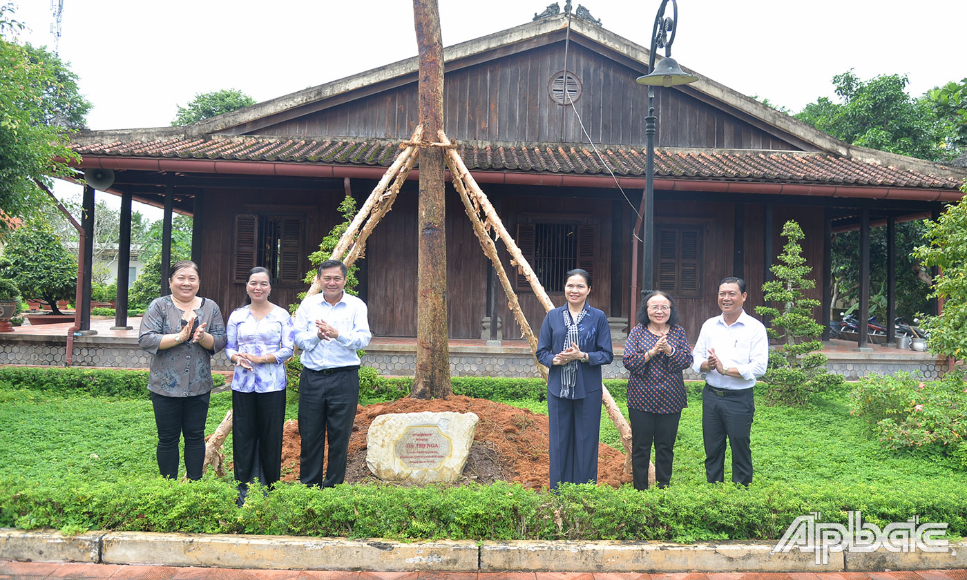  Đồng Hà Thị Nga, Ủy viên Ban Chấp hành Trung ương Đảng, Chủ tịch Hội Liên hiệp Phụ nữ Việt Nam cùng lãnh đạo tỉnh Tiền Giang, lãnh đạo Hội Liên hiệp Phụ nữ Tiền Giang đặt bảng cây lưu niệm.