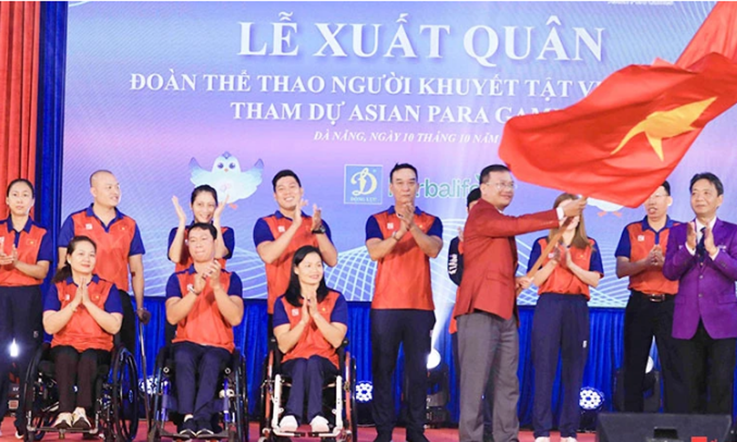 Lãnh đạo và đại diện các đội tuyển Đoàn thể thao người khuyết tật Việt Nam nhận cờ tại lễ xuất quân dự ASIAN Para Games 4. (Ảnh: Đức Hoàng)