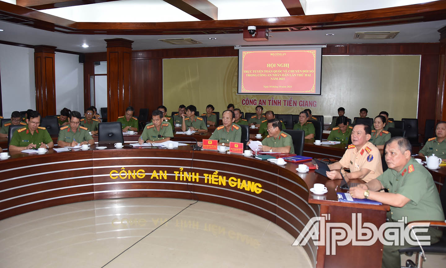 Đại biểu về dự điểm cầu Tiền Giang.