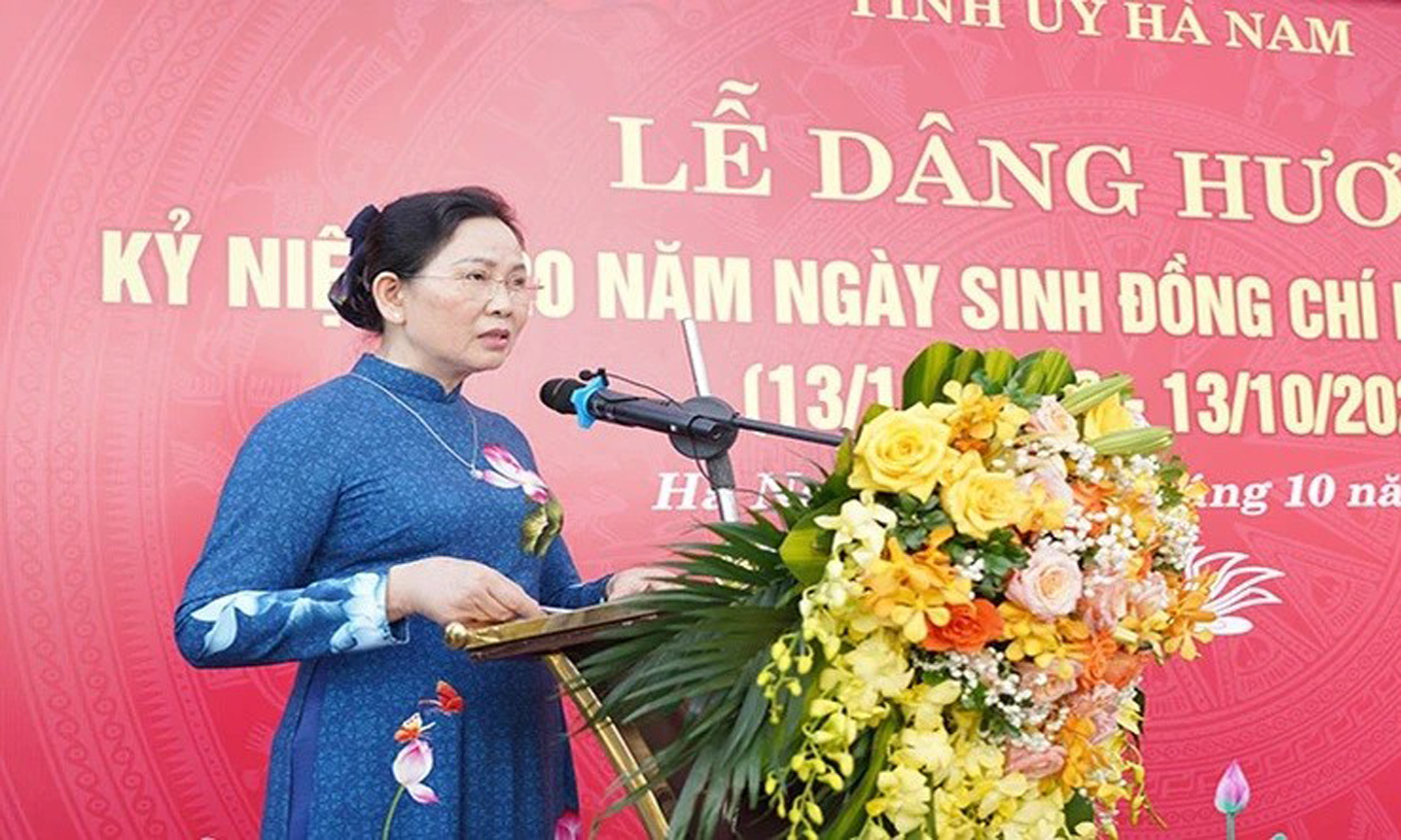 Secretary of the Ha Nam Provincial Party Committee Le Thi Thuy speaks at the ceremony.
